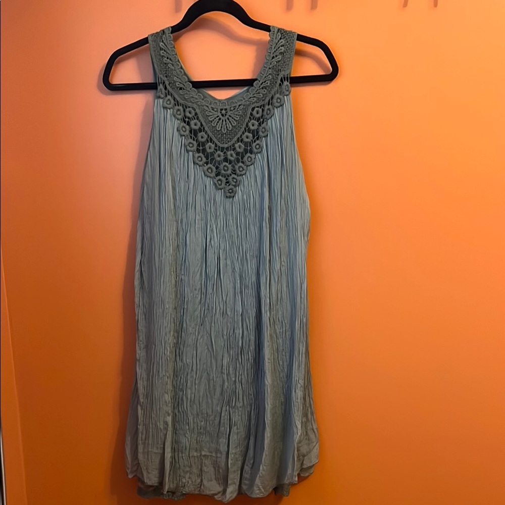 Stylish Sleeveless Dress with Lace Accent